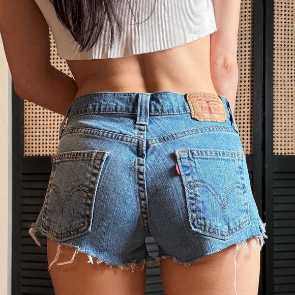 Y2K Levis Low Rise Shorts - Picture 1 of 3